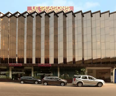 https://imgcld.yatra.com/ytimages/image/upload/t_hotel_yatra_city_desktop/v1478693104/Domestic Hotels/Hotels_New Delhi/Airport Hotel Le Seasons Aerocity/facade.jpg